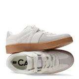 Zapatillas deportivas negras con detalles en blanco y suela color caramelo.