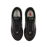 Championes de running New Balance Infinion 1080v15, color negro con detalles en gris y blanco. Presentan una parte superior de malla transpirable, lengüeta y tirador del talón acolchados, y detalles reflectantes. Incorporan la tecnología de mediasuela Infinion para amortiguación y retorno de energía.