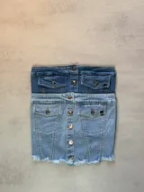 Top strapless de jean celeste con botones plateados al frente y ruedo desflecado.