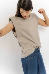 Remera blanca de lino y tencel, con mangas cortas abullonadas.