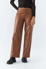 Pantalón de tiro medio color beige, de corte recto cropped.