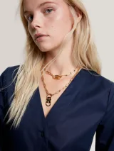 Vestido camisero azul marino de corte evasé, con cuello en V, manga larga y cierre frontal con botones.