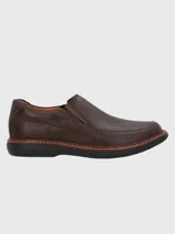 Zapato slip-on de cuero color marrón con suela de goma EVA.
