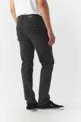 Jean celeste de corte slim, tiro medio y con presillas para cinturón.