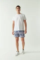 Short de baño estampado con cintura elástica y cordón, equipado con dos bolsillos laterales y uno trasero.