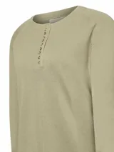 Sweater color crudo de lana con cuello redondo y abertura frontal con botones de madera.