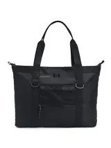 Bolso tote deportivo Under Armour color negro, con asas de hombro y logo de la marca en el frente. Presenta un bolsillo exterior con cierre y malla, y detalles de herrajes en forma de 'D' en los laterales.