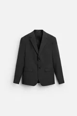 Blazer slim fit color gris oscuro confeccionado en tejido con viscosa. Tiene cuello con solapas de muesca, manga larga con puño abotonado, bolsillo de vivo en pecho, bolsillos de solapa en cadera, bolsillo interior, bajo con aberturas en espalda y cierre frontal con botones.