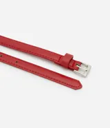 Set de tres cinturones: uno rojo liso con hebilla cuadrada, uno negro con perforaciones en forma de corazón y hebilla en forma de corazón, y uno de cadena metálica con hebilla cuadrada.