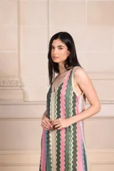 Vestido largo con estampado vertical multicolor, escote en V y espalda baja en V.