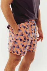 Short de baño con cintura elástica, dos bolsillos laterales y un trasero, fabricado en tela ligera de rápido secado.