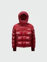 Campera puffer roja brillante con capucha, cierre de botones a presión y bolsillos con solapa.