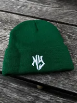 Gorro de lana verde con logo bordado en blanco.
