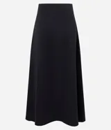 Pollera midi evasé color vino tinto, confeccionada en bengalina. Presenta un recorte horizontal en la parte delantera.