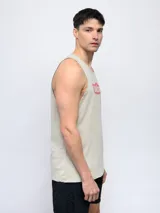 Musculosa negra con cuello redondo y sin mangas. Estampado frontal con el logo Umbro en blanco con textura geométrica.