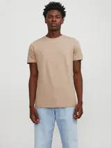 Remera color beige de manga corta y cuello redondo, corte slim fit.