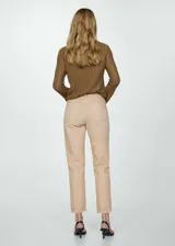 Pantalón de jean color beige, corte mom fit, tiro alto, cinco bolsillos y cierre con cremallera y botón.
