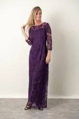 Vestido largo de tul color violeta, con bordado en hilo de seda y tajo en la parte posterior.