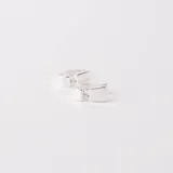 Par de aros pequeños de plata 925 con forma rectangular y circonias incrustadas.