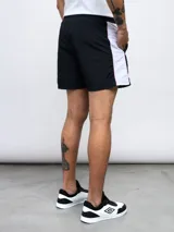 Short de baño negro con una franja vertical celeste con diseño estampado en el lateral.