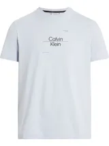 Remera celeste de manga corta con cuello redondo y logo de Calvin Klein estampado en el pecho.