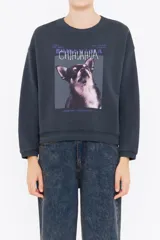 Sudadera corta negra de algodón con cuello redondo y mangas largas. Estampado frontal con el logo de la marca Bimba y Lola en color dorado.