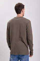 Remera manga larga color gris oscuro con textura tipo waffle.