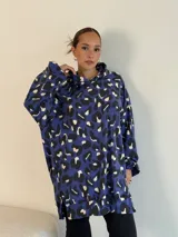 Canguro oversize con capucha, de tela suave con estampado animal print en tonos azul, negro y blanco.