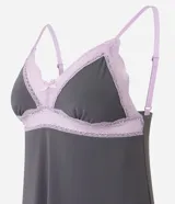Camisón corto gris de microfibra con breteles finos ajustables, escote en V y encaje color lila en el busto.