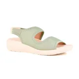 Sandalia casual negra con plataforma baja, tiras anchas y ajuste con velcro en el talón.