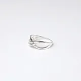 Anillo de plata 925 con diseño entrelazado.