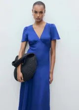 Vestido midi azul con escote en V, mangas cortas abullonadas y corte evasé.
