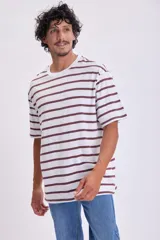 Remera blanca con rayas horizontales color marrón.