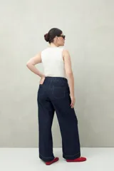 Pantalón ancho de tiro alto color azul oscuro, confeccionado en 100% algodón, con costuras visibles al frente.