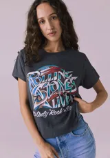 Remera gris con estampa frontal de la banda The Rolling Stones y la frase "It's Only Rock 'n' Roll".