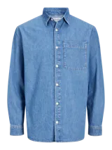 Camisa de manga larga de denim celeste, con cuello clásico y cierre frontal con botones. Tiene un bolsillo de parche en el pecho. Corte confort fit.