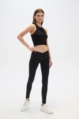 Calza negra de poliamida, corte ajustado y tiro medio.