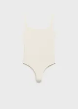 Body blanco de lycra, sin mangas y con escote cuadrado. Diseño ajustado al cuerpo.