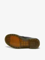 Zapato Mary Jane Dr. Martens modelo 8065, color negro, con doble correa con hebillas doradas, detalles brogue en la puntera y suela con costuras amarillas.