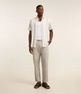 Pantalón relaxed de hombre confeccionado en tejido oxford de algodón color beige, con trabillas en la cintura y cordón para lazo.