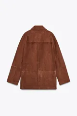 Blazer de cuero color marrón, con cuello solapa de muescas y manga larga. Tiene bolsillos con solapa en delantero, forro interior y cierre frontal con botones.