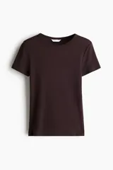 Remera marrón de punto acanalado, corte entallado, cuello redondo y mangas cortas.