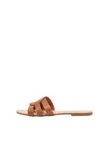 Sandalias bajas color marrón cuero, con tiras anchas cruzadas en el empeine.