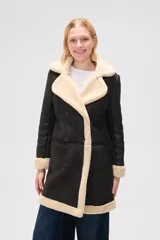 Tapado negro con solapas y forro de piel sintética color crema, de corte recto y doble botonadura.