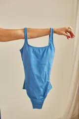 Traje de baño enterizo rojo con textura acanalada, escote recto, tiras anchas, espalda cuadrada y almohadillas desmontables.