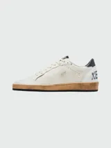 Championes Golden Goose modelo Ball Star, color blanco con detalles en azul y suela marrón.
