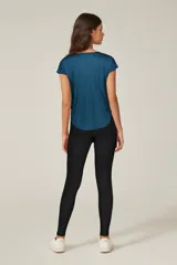 Calza ajustada de color marrón, diseñada para adaptarse al cuerpo.