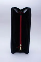 Billetera marrón con estampado de piel de serpiente, cierre perimetral, múltiples ranuras para tarjetas, documentos y billetes, y bolsillo interior con cierre para monedas.