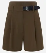 Short de sastrería color verde oliva, de corte recto y cintura alta. Presenta pliegues frontales y un detalle de medio cinturón con hebilla lateral.