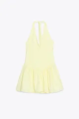 Vestido corto marrón con cuello halter con lazada y escote pico.